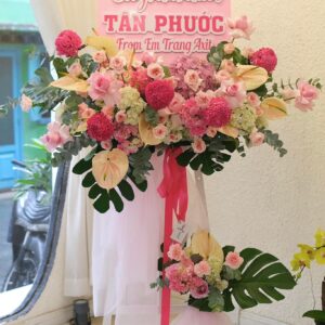 Kệ chúc mừng K18