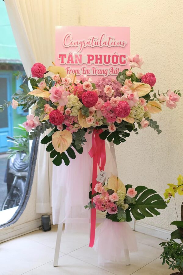 Kệ chúc mừng K18