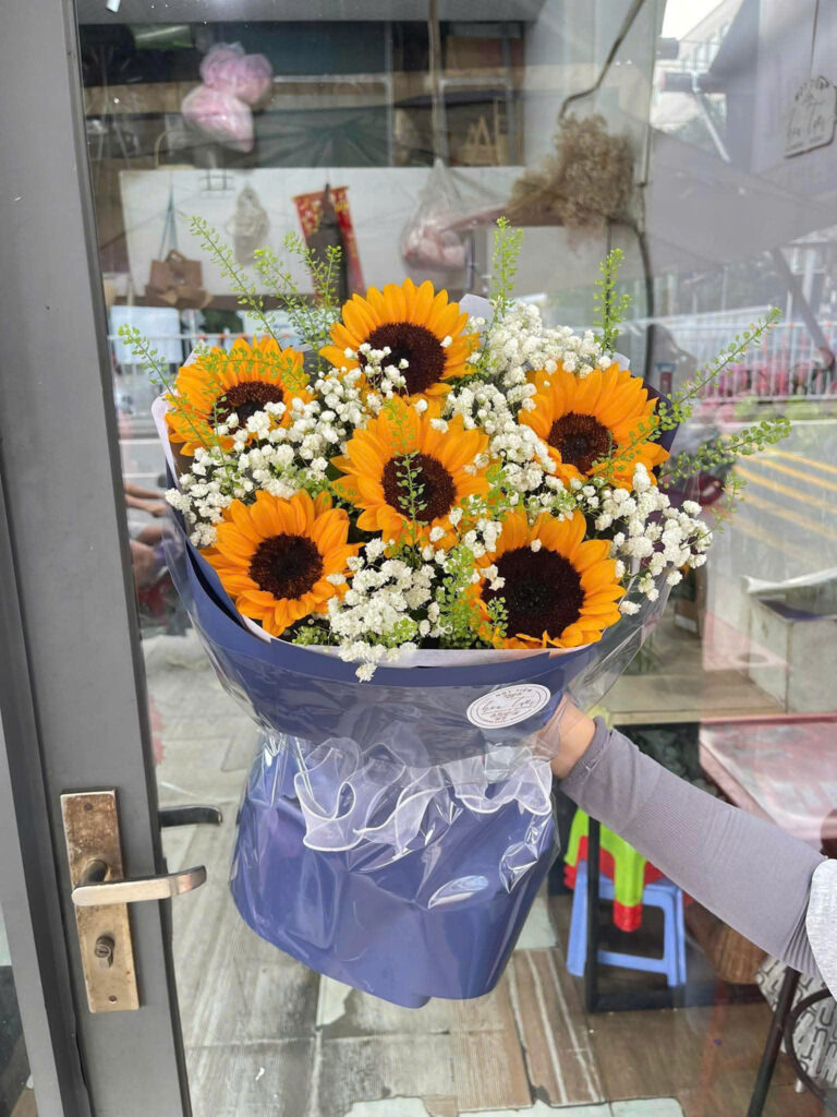Tiệm hoa tươi Thủ Đức - Bó hoa hướng dương mừng tốt nghiệp